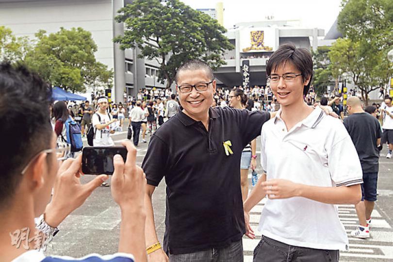 佔中三子之一、中大社會學系副教授陳健民(左)昨日毋須上課,但仍特意到百萬大道參加集會,為學生打氣,期間有學生找他合照。佔中已透過團體,申請在10月1日下午在中環集會。(郭慶輝攝) 佔中三子之一、中大社會學系副教授陳健民(左)昨日毋須上課,但仍特意到百萬大道參加集會,為學生打氣,期間有學生找他合照。佔中已透過團體,申請在10月1日下午在中環集會。(郭慶輝攝)
