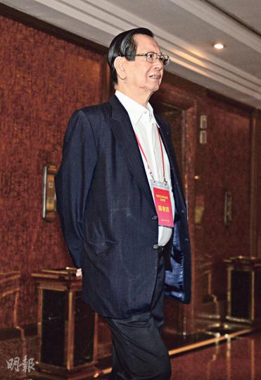 參與富豪訪京團嘅中華總商會榮譽會長陳有慶話,阿仔陳智思選唔選特首由佢自己決定。(鄧宗弘攝)人大常委唐英年都有參加訪京團,佢見完習近平之後話,如果港人放棄普選一起向前走嘅機會,係極大浪費,亦係港人損失。(鄧宗弘攝) 參與富豪訪京團嘅中華總商會榮譽會長陳有慶話,阿仔陳智思選唔選特首由佢自己決定。(鄧宗弘攝)人大常委唐英年都有參加訪京團,佢見完習近平之後話,如果港人放棄普選一起向前走嘅機會,係極大浪費,亦係港人損失。(鄧宗弘攝)