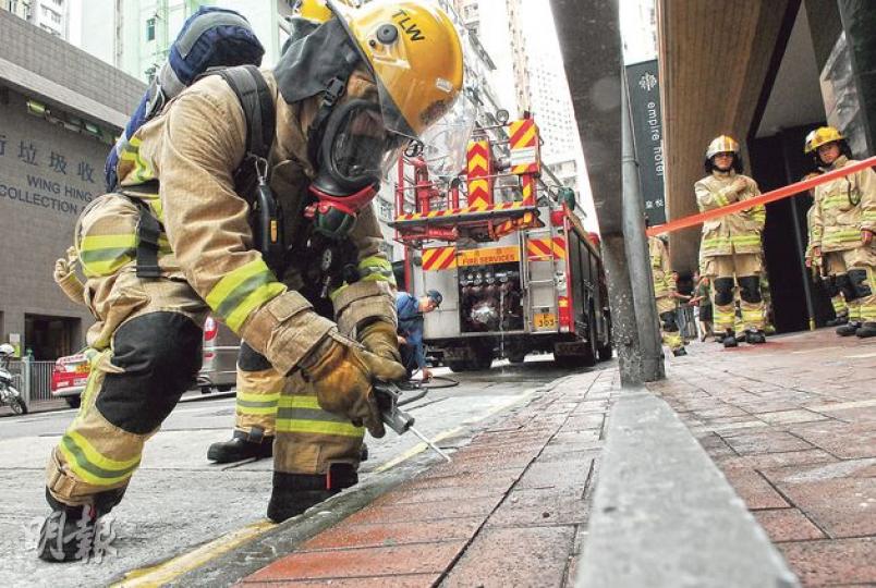 貨車濺出腐蝕性液體意外現場,地面遺下揮發出濃烈鏹水味道的液體,消防人員要戴面罩及呼吸器,才能抽取液體樣本化驗。(鍾炳然攝) 貨車濺出腐蝕性液體意外現場,地面遺下揮發出濃烈鏹水味道的液體,消防人員要戴面罩及呼吸器,才能抽取液體樣本化驗。(鍾炳然攝)