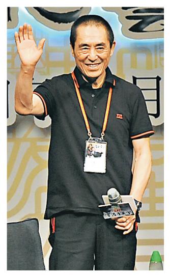 張藝謀很受場內學生歡迎,他亦毫無架子,十分親民,一直面帶笑容,並向台下學生揮手打招呼。(攝影/記者:陳釗)張藝謀(右)分享了一張當年與鞏俐(左)等拍攝《紅高粱》時的照片,他更半裸出鏡,難得一見。(攝影/記者:陳釗) 張藝謀很受場內學生歡迎,他亦毫無架子,十分親民,一直面帶笑容,並向台下學生揮手打招呼。(攝影/記者:陳釗)張藝謀(右)分享了一張當年與鞏俐(左)等拍攝《紅高粱》時的照片,他更半裸出鏡,難得一見。(攝影/記者:陳釗)