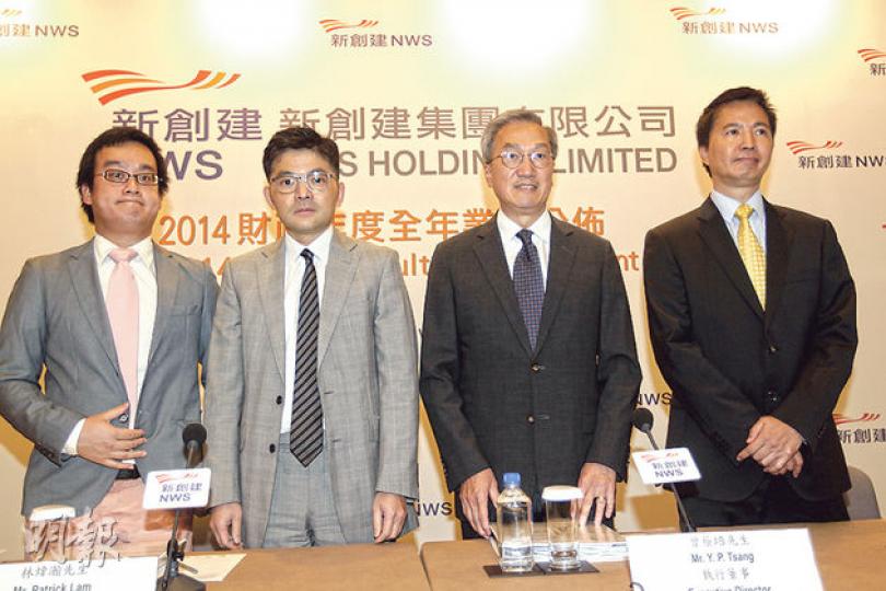 新創建執行董事曾蔭培(左三)昨日表示,新巴今年內沒有加價計劃。圖為4名新創建的執行董事,左起鄭志明、林煒瀚、曾蔭培及張展翔。(郭慶輝攝) 新創建執行董事曾蔭培(左三)昨日表示,新巴今年內沒有加價計劃。圖為4名新創建的執行董事,左起鄭志明、林煒瀚、曾蔭培及張展翔。(郭慶輝攝)