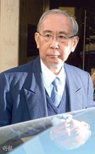 許仕仁(圖)稱2007年底收獲逾千萬元款項,與前港澳辦主任廖暉有關。許仕仁稱廖得悉他因財政問題而拒續任政務司長,稱可以考慮相助。(劉焌陶攝) 許仕仁(圖)稱2007年底收獲逾千萬元款項,與前港澳辦主任廖暉有關。許仕仁稱廖得悉他因財政問題而拒續任政務司長,稱可以考慮相助。(劉焌陶攝)