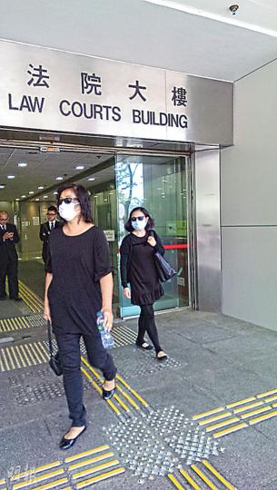 補習教師的助理葉慕儀(左)會到學校接女童回其位於香港仔的住所補習。傍晚約5時半,梁碧君(右)放工回家後,則由她教導女童做功課。(章淑廉攝) 補習教師的助理葉慕儀(左)會到學校接女童回其位於香港仔的住所補習。傍晚約5時半,梁碧君(右)放工回家後,則由她教導女童做功課。(章淑廉攝)