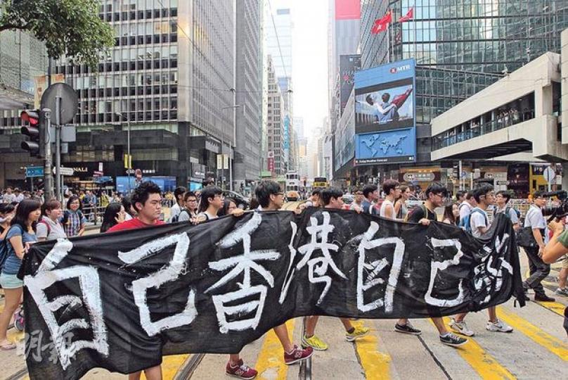 大專罷課學生昨日在沒有申請不反對通知書下到中環遊行,指是「小型公民抗命」,有人拉起寫有「自己香港自己救」的黑布,整個遊行都在行人路上或行人過路處(圖)進行,警方也沒有封馬路讓遊行者通行。(李澤彤攝)就讀北區官校的劉同學「提前」罷課,穿校服參加大專生發起的遊行,他指要準備應考文憑試,未必能參與佔中。(陳洛明攝) 大專罷課學生昨日在沒有申請不反對通知書下到中環遊行,指是「小型公民抗命」,有人拉起寫有「自己香港自己救」的黑布,整個遊行都在行人路上或行人過路處(圖)進行,警方也沒有封馬路讓遊行者通行。(李澤彤攝)就讀北區官校的劉同學「提前」罷課,穿校服參加大專生發起的遊行,他指要準備應考文憑試,未必能參與佔中。(陳洛明攝)