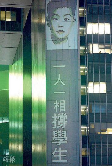 特首梁振英昨日傍晚在大會堂出席香港航運界酒會,其間舉杯祝酒,離開時沒有回應記者關於罷課的提問。(李紹昌攝)
特首梁振英昨日傍晚在大會堂出席香港航運界酒會,其間舉杯祝酒,離開時沒有回應記者關於罷課的提問。(李紹昌攝)