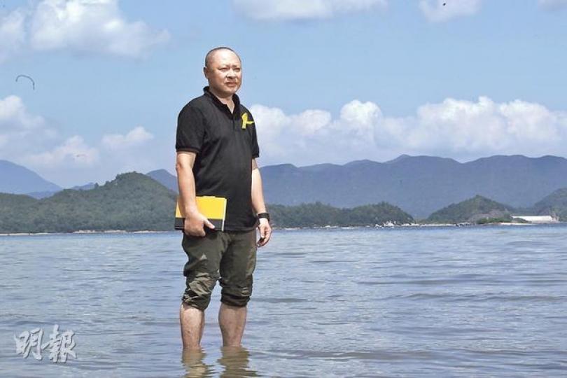 記者邀戴耀廷走進淺灘拍照,寓意「落水」,他心領神會並笑說:「洗濕咗個頭,但家個頭好快乾。」戴買了電動剪刀,預備修理煩惱絲,維持光頭形象,請太太幫忙但遭拒絕,「佢話睇唔慣,唔想我光頭」。(郭慶輝攝) 記者邀戴耀廷走進淺灘拍照,寓意「落水」,他心領神會並笑說:「洗濕咗個頭,但家個頭好快乾。」戴買了電動剪刀,預備修理煩惱絲,維持光頭形象,請太太幫忙但遭拒絕,「佢話睇唔慣,唔想我光頭」。(郭慶輝攝)
