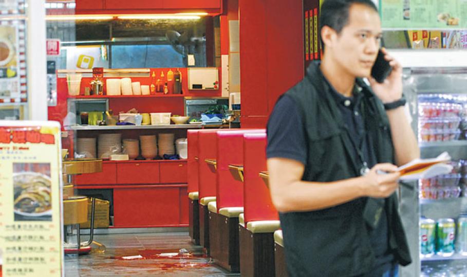 發生弟斬殺親兄命案的餐廳,地面遺下大灘血漬。(鍾炳然攝)砵蘭街「生龍清湯腩」昨午發生索錢弟生劏兄長案,探員封鎖店舖調查,檢走店內閉路電視錄影帶作證據。(鍾炳然攝)疑兇涉嫌在餐廳內狂劈9刀斬殺親兄(右圖),在落馬洲口岸過境前突然自首,事後被蒙頭押往北區醫院檢驗,雙手亦用紙袋包裹,以便進一步化驗(左圖)。(伍浦鋒攝) 發生弟斬殺親兄命案的餐廳,地面遺下大灘血漬。(鍾炳然攝)砵蘭街「生龍清湯腩」昨午發生索錢弟生劏兄長案,探員封鎖店舖調查,檢走店內閉路電視錄影帶作證據。(鍾炳然攝)疑兇涉嫌在餐廳內狂劈9刀斬殺親兄(右圖),在落馬洲口岸過境前突然自首,事後被蒙頭押往北區醫院檢驗,雙手亦用紙袋包裹,以便進一步化驗(左圖)。(伍浦鋒攝)