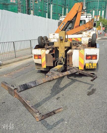 涉事拖車採用俗稱「眼鏡架」的「H」鋼架。(蔡方山攝)兩條扯斷的尼龍索帶表面均非常殘舊,圖為其中一條。(蔡方山攝)拖車司機救車不果,混亂中撞傷頭,送院治理期間向警員講述意外經過。(鍾炳然攝)理大內地生及時閃避,混亂中被物件擊中頭,一度暈眩,猶幸逃過一劫。 (鍾炳然攝) 涉事拖車採用俗稱「眼鏡架」的「H」鋼架。(蔡方山攝)兩條扯斷的尼龍索帶表面均非常殘舊,圖為其中一條。(蔡方山攝)拖車司機救車不果,混亂中撞傷頭,送院治理期間向警員講述意外經過。(鍾炳然攝)理大內地生及時閃避,混亂中被物件擊中頭,一度暈眩,猶幸逃過一劫。 (鍾炳然攝)