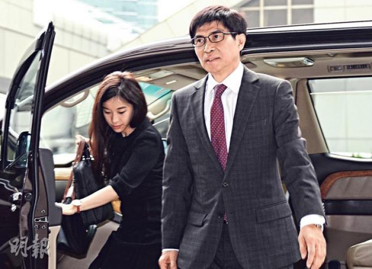 陳鉅源(前)當年親自攜帶6億元現金與綁匪會面,營救新地前主席郭炳湘,卻被埋怨來得太遲。許仕仁引述陳鉅源稱,郭炳湘為此針對他,令陳一度萌生去意。(黃志東攝) 陳鉅源(前)當年親自攜帶6億元現金與綁匪會面,營救新地前主席郭炳湘,卻被埋怨來得太遲。許仕仁引述陳鉅源稱,郭炳湘為此針對他,令陳一度萌生去意。(黃志東攝)