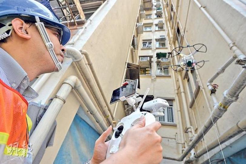 煤氣公司研發新技術,以小型直升機靈活檢查大廈外牆煤氣管,取代沿用多年的起重裝置。(盧翊銘攝)飛行器安裝了一支「伸縮棍」,飛行期間可以伸長至煤氣喉管附近,若探測到甲烷,代表喉管損毁泄漏煤氣,需要維修。(盧翊銘攝)煤氣公司購入的飛行器本身附有鏡頭,只需於遙控器上安裝一部智能電話,便可「邊飛邊看」,實時看到喉管狀况。(盧翊銘攝) 煤氣公司研發新技術,以小型直升機靈活檢查大廈外牆煤氣管,取代沿用多年的起重裝置。(盧翊銘攝)飛行器安裝了一支「伸縮棍」,飛行期間可以伸長至煤氣喉管附近,若探測到甲烷,代表喉管損毁泄漏煤氣,需要維修。(盧翊銘攝)煤氣公司購入的飛行器本身附有鏡頭,只需於遙控器上安裝一部智能電話,便可「邊飛邊看」,實時看到喉管狀况。(盧翊銘攝)