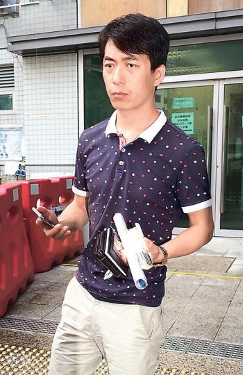 深圳手機商人劉偉(圖)向港商要求取回50萬元iPhone 6訂金被拒,到港商的辦公室舞刀,昨獲判緩刑。他離開法庭時不發一言,「企定定」任由記者拍攝。(黃建邦攝) 深圳手機商人劉偉(圖)向港商要求取回50萬元iPhone 6訂金被拒,到港商的辦公室舞刀,昨獲判緩刑。他離開法庭時不發一言,「企定定」任由記者拍攝。(黃建邦攝)