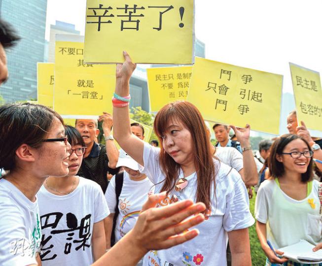 香港家長聯會會長李偲嫣(中)昨到添馬公園要求與學聯對話,港大學生會會長梁麗幗(左)稱願意對話,李改稱要往台前「聽書」。由於採訪傳媒人數眾多,梁請她們往較少人的草地坐下,李不滿未能到台前,與工作人員理論。(鄧宗弘攝) 香港家長聯會會長李偲嫣(中)昨到添馬公園要求與學聯對話,港大學生會會長梁麗幗(左)稱願意對話,李改稱要往台前「聽書」。由於採訪傳媒人數眾多,梁請她們往較少人的草地坐下,李不滿未能到台前,與工作人員理論。(鄧宗弘攝)