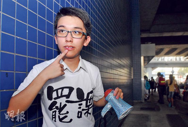 沙田崇真中學中六學生周嘉浩說,昨晨在校外擺街站宣傳罷課,並手持揚聲器嗌咪,一名約六旬男子突然拍打揚聲器,揚聲器撞崩了他的三分之一隻門牙。(鍾炳然攝) 沙田崇真中學中六學生周嘉浩說,昨晨在校外擺街站宣傳罷課,並手持揚聲器嗌咪,一名約六旬男子突然拍打揚聲器,揚聲器撞崩了他的三分之一隻門牙。(鍾炳然攝)