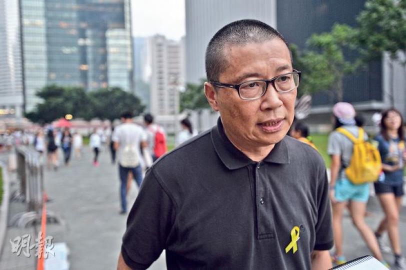 佔中發起人陳健民對於受到網上文章攻擊,並涉及妻女,昨在添馬公園受訪時表現憤怒,但他說:「深信香港人不會因為這些抹黑而放棄對民主的追求。」(鄧宗弘攝)佔中發起人朱耀明早前以民主發展網絡名義,申請在10月1日在中環舉行集會,昨日到中區警署與警方討論細節,但仍未獲批不反對通知書。朱耀明表示,這次申請與佔中是兩回事。(余俊亮攝) 佔中發起人陳健民對於受到網上文章攻擊,並涉及妻女,昨在添馬公園受訪時表現憤怒,但他說:「深信香港人不會因為這些抹黑而放棄對民主的追求。」(鄧宗弘攝)佔中發起人朱耀明早前以民主發展網絡名義,申請在10月1日在中環舉行集會,昨日到中區警署與警方討論細節,但仍未獲批不反對通知書。朱耀明表示,這次申請與佔中是兩回事。(余俊亮攝)