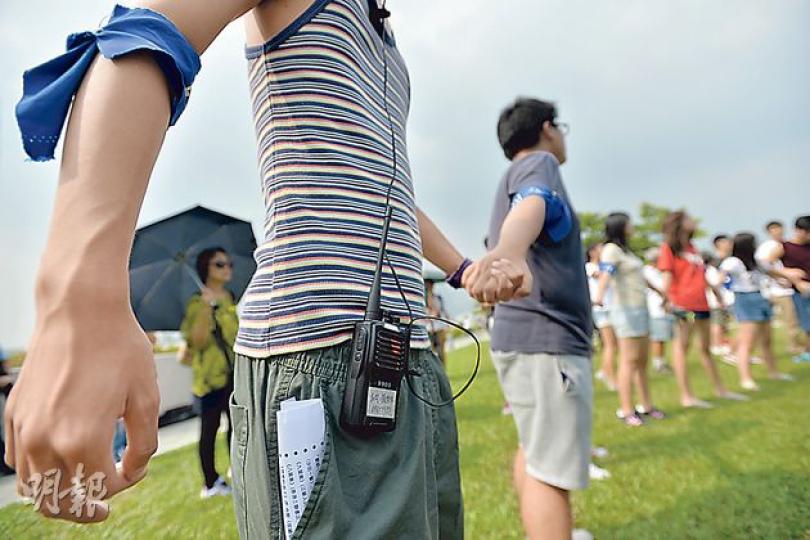 糾察隊成員會在手臂綁上寫有「糾察」的藍巾,一般以對講機聯絡。若有突發事件,糾察會手拖手形成人鏈,維持秩序。(鄧宗弘攝)學聯糾察及物資組成員需於晚上留守添馬公園看守物資,他們會與其他參與罷課的學生一同紮營。(葉家豪攝) 糾察隊成員會在手臂綁上寫有「糾察」的藍巾,一般以對講機聯絡。若有突發事件,糾察會手拖手形成人鏈,維持秩序。(鄧宗弘攝)學聯糾察及物資組成員需於晚上留守添馬公園看守物資,他們會與其他參與罷課的學生一同紮營。(葉家豪攝)
