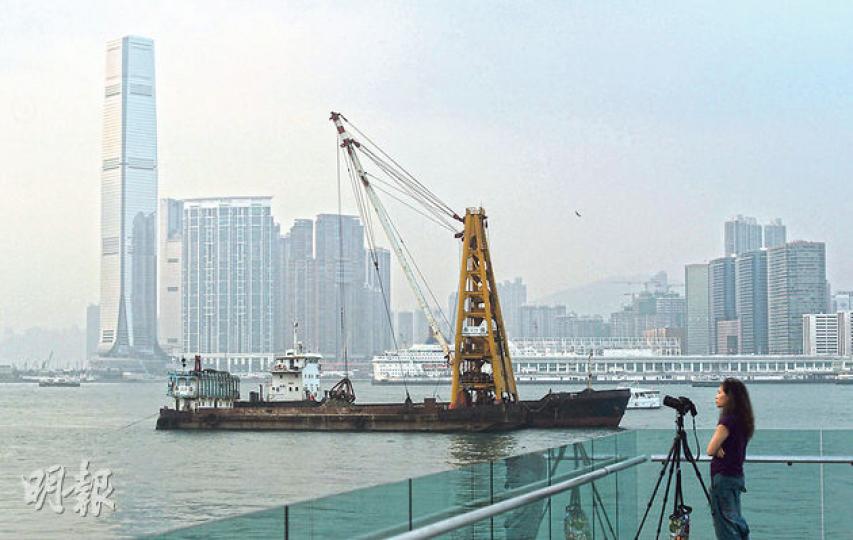本港昨日空氣污染嚴重,天空猶如披上一層紗,維港兩岸一片灰濛。(鄧宗弘攝) 本港昨日空氣污染嚴重,天空猶如披上一層紗,維港兩岸一片灰濛。(鄧宗弘攝)