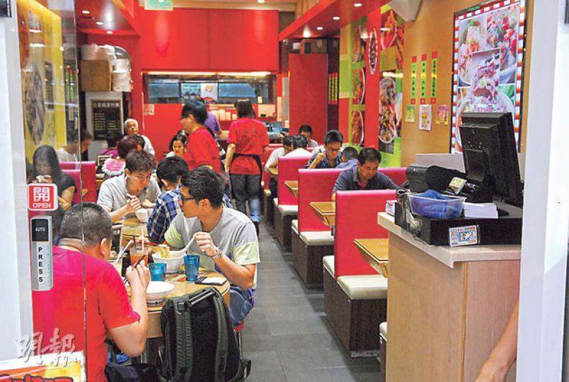 發生兇案的餐廳,昨午已照常營業,有食客表示不知該店曾發生謀殺案。(鍾炳然攝) 發生兇案的餐廳,昨午已照常營業,有食客表示不知該店曾發生謀殺案。(鍾炳然攝)