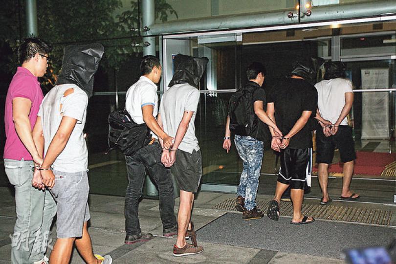 警方新界南總區重案組探員搗破專偷貴價電子零件的犯罪集團,先在荃灣拘捕4人,其後再到將軍澳拘捕一名集團主腦。 (伍浦鋒攝) 警方新界南總區重案組探員搗破專偷貴價電子零件的犯罪集團,先在荃灣拘捕4人,其後再到將軍澳拘捕一名集團主腦。 (伍浦鋒攝)
