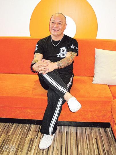 大佬B不單在內地,連韓國也有粉絲,韓國潮牌為他訂造「B」字頭服裝。(攝影﹕娛樂組) 大佬B不單在內地,連韓國也有粉絲,韓國潮牌為他訂造「B」字頭服裝。(攝影﹕娛樂組)