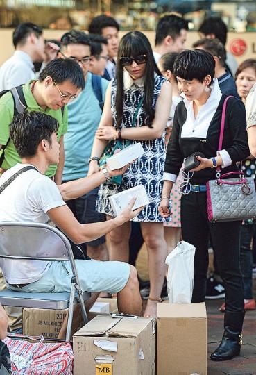 旅遊業界料iPhone熱潮有助帶動十一黃金周內地客人次。事實上,蘋果iPhone 6及iPhone 6 Plus開賣一周後「炒價」日漸下滑,但各區蘋果專門店附近、旺角先達廣場外(圖)仍如墟市般熱鬧,大批買家、賣家當街「講價」交易,當中不少為操普通話的內地旅客。(劉焌陶攝) 旅遊業界料iPhone熱潮有助帶動十一黃金周內地客人次。事實上,蘋果iPhone 6及iPhone 6 Plus開賣一周後「炒價」日漸下滑,但各區蘋果專門店附近、旺角先達廣場外(圖)仍如墟市般熱鬧,大批買家、賣家當街「講價」交易,當中不少為操普通話的內地旅客。(劉焌陶攝)