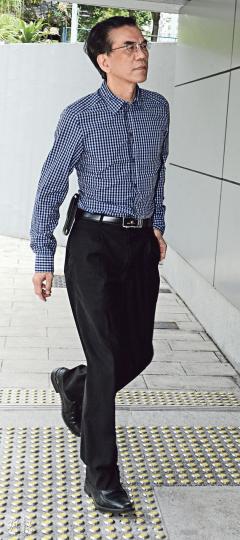 涉串謀行騙的「金寶運」董事江桂才(圖)昨早往大埔警署報到,他神情凝重,未有回應記者提問,逗留1小時後從警署後門離開。警方表示,江11月上旬須再到警署報到。(劉焌陶攝)(明報製圖) 涉串謀行騙的「金寶運」董事江桂才(圖)昨早往大埔警署報到,他神情凝重,未有回應記者提問,逗留1小時後從警署後門離開。警方表示,江11月上旬須再到警署報到。(劉焌陶攝)(明報製圖)