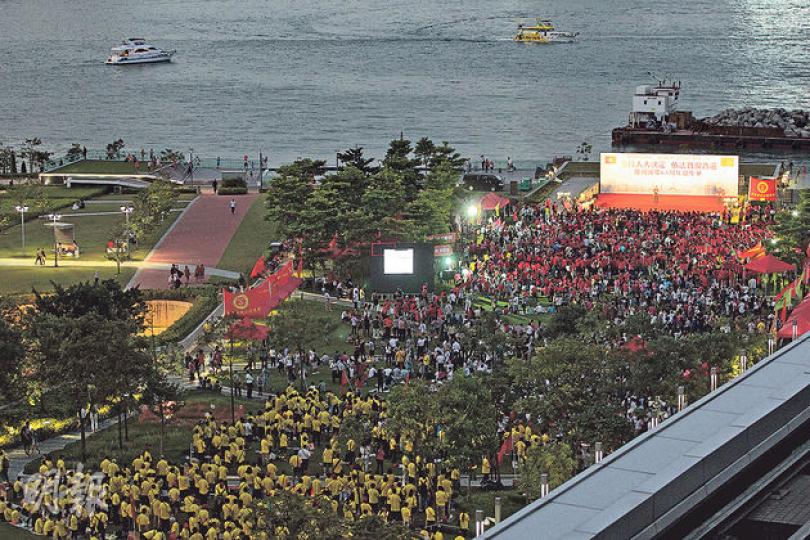 廣西社團聯會昨日在添馬公園舉行集會支持人大決定及慶祝國慶,至傍晚時人數增加,警方指高峰期有1320人。(李澤彤攝) 廣西社團聯會昨日在添馬公園舉行集會支持人大決定及慶祝國慶,至傍晚時人數增加,警方指高峰期有1320人。(李澤彤攝)