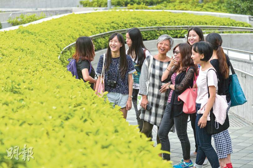 城大創意媒體學院客席講師俞若玫(前排左三)教嘅碩士課程學生九成係內地生,於是安排喺罷課期間去添馬公園考察,增加佢哋對香港嘅認識。來自廣東嘅潘同學(前排左二)話,相信內地人都對政府管治有不滿,只係唔會似港人咁成日遊行示威。(鄧宗弘攝)罷課中學生全日喺政總外集會,肚餓時有水果充飢。唔少熱心市民向學生送上飲品、食品,當然搭埋打氣同支持。(鄧宗弘攝)一班基層小記者去到政總現場採訪罷課,佢哋有愛心司機支持,低價載佢哋往返政總。(葉家豪攝) 城大創意媒體學院客席講師俞若玫(前排左三)教嘅碩士課程學生九成係內地生,於是安排喺罷課期間去添馬公園考察,增加佢哋對香港嘅認識。來自廣東嘅潘同學(前排左二)話,相信內地人都對政府管治有不滿,只係唔會似港人咁成日遊行示威。(鄧宗弘攝)罷課中學生全日喺政總外集會,肚餓時有水果充飢。唔少熱心市民向學生送上飲品、食品,當然搭埋打氣同支持。(鄧宗弘攝)一班基層小記者去到政總現場採訪罷課,佢哋有愛心司機支持,低價載佢哋往返政總。(葉家豪攝)