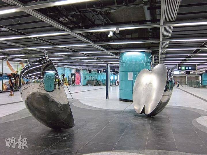西港島線堅尼地城站放置的藝術品「城果」,不但收集了西營盤居民的掌印印於「果皮」外,又在果心位置印上小孩剪影,寓意新一代是城市「核心」。(錢瑋琪攝)港鐵昨介紹西港島線堅尼地城站時,找來可變身售票機的「機械人」(左一)助興。圖右起﹕港鐵車務營運主管李聖基、候任工程總監黃唯銘、車務總監金澤培及署理行政總裁梁國權。(錢瑋琪攝) 西港島線堅尼地城站放置的藝術品「城果」,不但收集了西營盤居民的掌印印於「果皮」外,又在果心位置印上小孩剪影,寓意新一代是城市「核心」。(錢瑋琪攝)港鐵昨介紹西港島線堅尼地城站時,找來可變身售票機的「機械人」(左一)助興。圖右起﹕港鐵車務營運主管李聖基、候任工程總監黃唯銘、車務總監金澤培及署理行政總裁梁國權。(錢瑋琪攝)