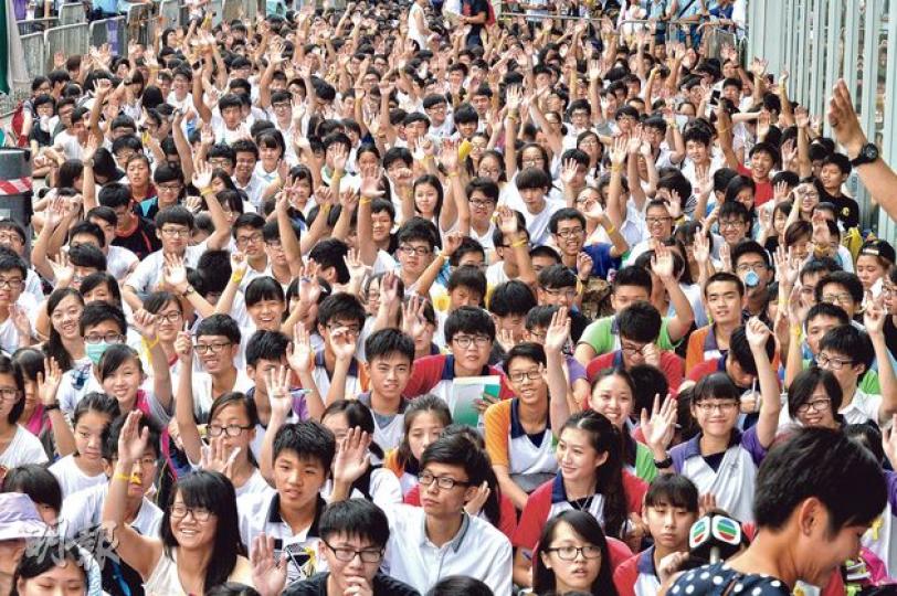 「Good morning Sir !」學民思潮昨發起中學生罷課,大批學生昨身穿校服在添美道外席地而坐,以罷課爭取普選。雖然學生離開課室,卻將添美道變成「公民課堂」,專心聽學者講解民主和政改議題。(鄧宗弘攝)英華書院昨有約30名學生一同到政總外參與罷課,他們做出交叉手勢,表示反對人大政改方案,要求沒有篩選的真普選。(鄧宗弘攝) 「Good morning Sir !」學民思潮昨發起中學生罷課,大批學生昨身穿校服在添美道外席地而坐,以罷課爭取普選。雖然學生離開課室,卻將添美道變成「公民課堂」,專心聽學者講解民主和政改議題。(鄧宗弘攝)英華書院昨有約30名學生一同到政總外參與罷課,他們做出交叉手勢,表示反對人大政改方案,要求沒有篩選的真普選。(鄧宗弘攝)