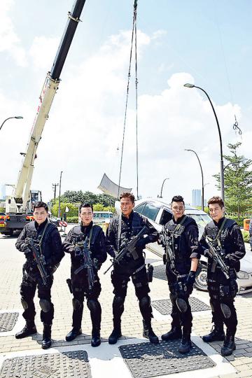 馬德鐘(中)、梁烈唯(左二)、袁偉豪(右二)等為下月啟播的《飛虎II》造勢。(攝影﹕梁迺楠) 馬德鐘(中)、梁烈唯(左二)、袁偉豪(右二)等為下月啟播的《飛虎II》造勢。(攝影﹕梁迺楠)
