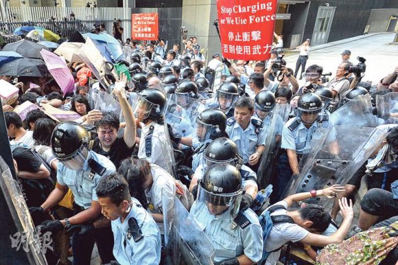 金鐘添美道大批市民通宵留守,至昨晨7時許,逾40名防暴警察突持長盾,由立法會停車場向外步步推進,驅散聚集於公民廣場及立法會之間通道的民眾,又以盾牌用力將群眾推開,其間雙方一度發生衝突,警方隨即向前不斷施放胡椒噴霧。據了解,警方當時是為清出通道,以備下午公民廣場清場行動,遂用盾牌將示威者壓開兩邊,又指抬人清場手法只能在拘捕行動下使用,今次只為清空場地故未抬人,但對於有人遭拖行的情况不明。人權監察總幹事羅沃啟認為,上述行動中,警方穿梭人群盲目向四周施放胡椒噴霧,做法匪夷所思。(鄧宗弘攝)昨早警方於立 金鐘添美道大批市民通宵留守,至昨晨7時許,逾40名防暴警察突持長盾,由立法會停車場向外步步推進,驅散聚集於公民廣場及立法會之間通道的民眾,又以盾牌用力將群眾推開,其間雙方一度發生衝突,警方隨即向前不斷施放胡椒噴霧。據了解,警方當時是為清出通道,以備下午公民廣場清場行動,遂用盾牌將示威者壓開兩邊,又指抬人清場手法只能在拘捕行動下使用,今次只為清空場地故未抬人,但對於有人遭拖行的情况不明。人權監察總幹事羅沃啟認為,上述行動中,警方穿梭人群盲目向四周施放胡椒噴霧,做法匪夷所思。(鄧宗弘攝)昨早警方於立