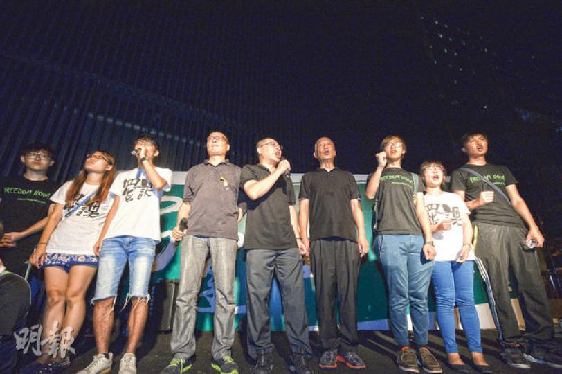 佔中發起人戴耀廷(中)今凌晨1時38分宣布「佔領中環,正式啟動,佔領中環會以佔領政總開始」,又稱「大家準備去飲了,現在即刻開始喎,飲杯!」他與另外兩名發起人陳健民(左四)、朱耀明(右四)及一同站台的學聯成員高呼「飲杯」、「公民抗命,誓不罷休」。(盧翊銘攝) 佔中發起人戴耀廷(中)今凌晨1時38分宣布「佔領中環,正式啟動,佔領中環會以佔領政總開始」,又稱「大家準備去飲了,現在即刻開始喎,飲杯!」他與另外兩名發起人陳健民(左四)、朱耀明(右四)及一同站台的學聯成員高呼「飲杯」、「公民抗命,誓不罷休」。(盧翊銘攝)