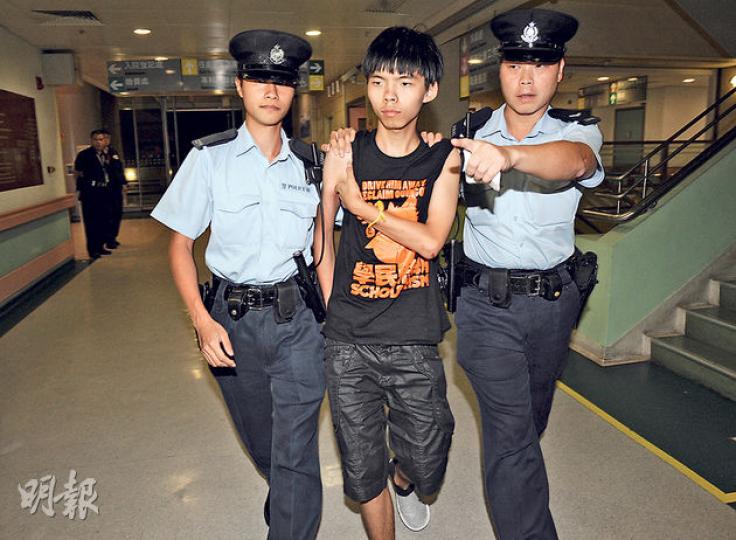 學民思潮召集人黃之鋒前晚被捕後,昨凌晨4時許因感不適,由警員押送到灣仔律敦治醫院檢查。據知黃在混亂中丟失眼鏡及其中一隻鞋。(蔡方山攝)警方昨午1時半開始抬走聚集公民廣場的數十名示威者,包括學聯秘書長周永康(圖被抬者)及副秘書長岑敖暉等。各人分別被4名或兩名警員抬走,用膠索帶綁手,再押上警車送走。(余俊亮攝)(明報製圖) 學民思潮召集人黃之鋒前晚被捕後,昨凌晨4時許因感不適,由警員押送到灣仔律敦治醫院檢查。據知黃在混亂中丟失眼鏡及其中一隻鞋。(蔡方山攝)警方昨午1時半開始抬走聚集公民廣場的數十名示威者,包括學聯秘書長周永康(圖被抬者)及副秘書長岑敖暉等。各人分別被4名或兩名警員抬走,用膠索帶綁手,再押上警車送走。(余俊亮攝)(明報製圖)
