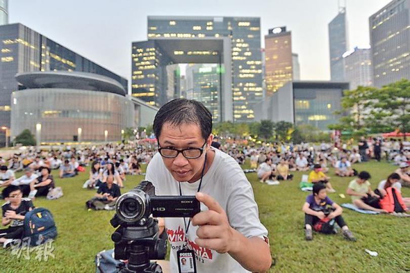 SocREC成員皆有正職,平日日間若有活動,總是由通宵工作的梁日明「直踩」拍攝;是次罷課「朝十晚十」,梁日明唯有請假5天每日到場。(鄧宗弘攝)只要把攝錄機連接直播器(broadcaster)及接駁上網的路由器,直播器內的程式會把影像壓縮並即時傳送至網站livestream。梁日明要預先改裝電池才可長時間直播,並要為設備加裝風扇散熱。圖中展示了路由器(1)、連接攝錄機(2)、直播器(3)、風扇(4)、外置電池(5)。(鄧宗弘攝) SocREC成員皆有正職,平日日間若有活動,總是由通宵工作的梁日明「直踩」拍攝;是次罷課「朝十晚十」,梁日明唯有請假5天每日到場。(鄧宗弘攝)只要把攝錄機連接直播器(broadcaster)及接駁上網的路由器,直播器內的程式會把影像壓縮並即時傳送至網站livestream。梁日明要預先改裝電池才可長時間直播,並要為設備加裝風扇散熱。圖中展示了路由器(1)、連接攝錄機(2)、直播器(3)、風扇(4)、外置電池(5)。(鄧宗弘攝)
