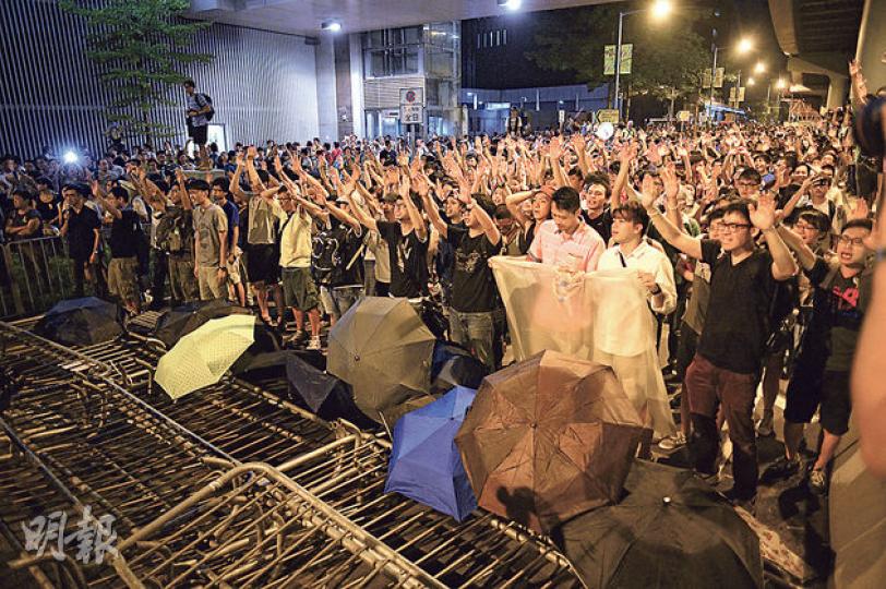 大批市民昨凌晨在政府總部一帶聲援重奪公民廣場的學生,有市民更於添美道「佈防」,在地上橫放鐵馬,防止防暴隊前進,同時高舉雙手,顯示無攻擊意圖。 (葉家豪攝)警方昨日出動防暴警察清場,有女學生隔着長盾牌向防暴警獻上綁着黃絲帶的鮮花,盼感染警員,理解留守學生的信念。(盧翊銘攝)昨晚10時半,數百名聚集在政總對開龍匯道(中信大廈旁)的市民,見有數輛警車徐徐駛過,似有調動,有市民馬上跑出馬路站立或坐在地上,實行以人肉阻擋警車,雙方對峙數分鐘,直至警察把擋路的市民拉走,警車才能駛過。(黃振豪攝)政府總部一帶 大批市民昨凌晨在政府總部一帶聲援重奪公民廣場的學生,有市民更於添美道「佈防」,在地上橫放鐵馬,防止防暴隊前進,同時高舉雙手,顯示無攻擊意圖。 (葉家豪攝)警方昨日出動防暴警察清場,有女學生隔着長盾牌向防暴警獻上綁着黃絲帶的鮮花,盼感染警員,理解留守學生的信念。(盧翊銘攝)昨晚10時半,數百名聚集在政總對開龍匯道(中信大廈旁)的市民,見有數輛警車徐徐駛過,似有調動,有市民馬上跑出馬路站立或坐在地上,實行以人肉阻擋警車,雙方對峙數分鐘,直至警察把擋路的市民拉走,警車才能駛過。(黃振豪攝)政府總部一帶