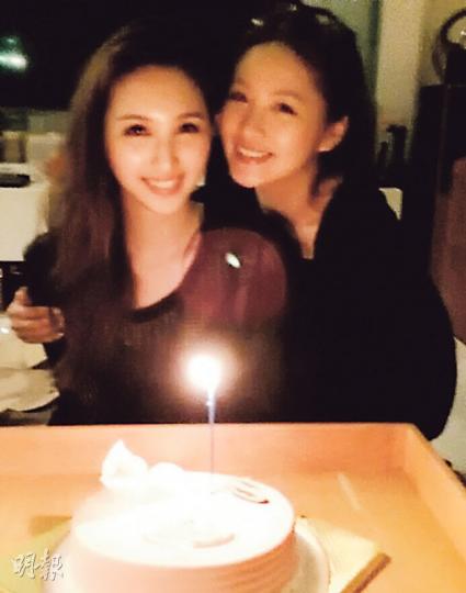 何傲兒(左)26歲生日,家姐何傲芝(右)送上蛋糕慶生。(微博圖片)何傲芝咀嘴壽星傲兒,姊妹情深。(微博圖片) 何傲兒(左)26歲生日,家姐何傲芝(右)送上蛋糕慶生。(微博圖片)何傲芝咀嘴壽星傲兒,姊妹情深。(微博圖片)