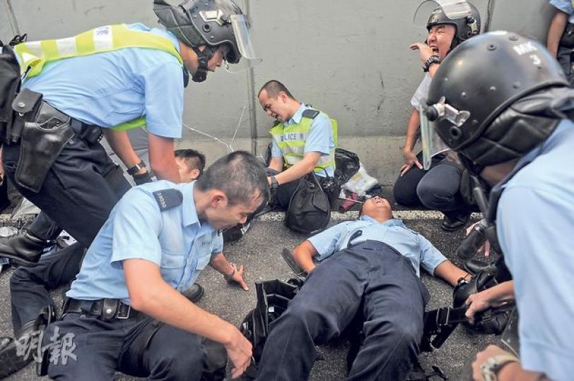 警方昨為應對示威者佔領中環,出動「光明頂」行動涉及的7000名警力,不過警方面對龐大集會群眾仍顯得十分吃力,不少警員輪流休息時已筋疲力盡。(葉嘉豪攝)警方機動部隊人員昨日配備雷明登霰彈槍,此槍視乎需要可發放逾百粒鋼珠彈,或是催淚彈。(葉家豪攝)昨晚防暴警察施放催淚彈後,繼續在中環佈陣築起防線,示威者站在封鎖線前舉起雙手,表示無意使用武力。(盧翊銘攝) 警方昨為應對示威者佔領中環,出動「光明頂」行動涉及的7000名警力,不過警方面對龐大集會群眾仍顯得十分吃力,不少警員輪流休息時已筋疲力盡。(葉嘉豪攝)警方機動部隊人員昨日配備雷明登霰彈槍,此槍視乎需要可發放逾百粒鋼珠彈,或是催淚彈。(葉家豪攝)昨晚防暴警察施放催淚彈後,繼續在中環佈陣築起防線,示威者站在封鎖線前舉起雙手,表示無意使用武力。(盧翊銘攝)