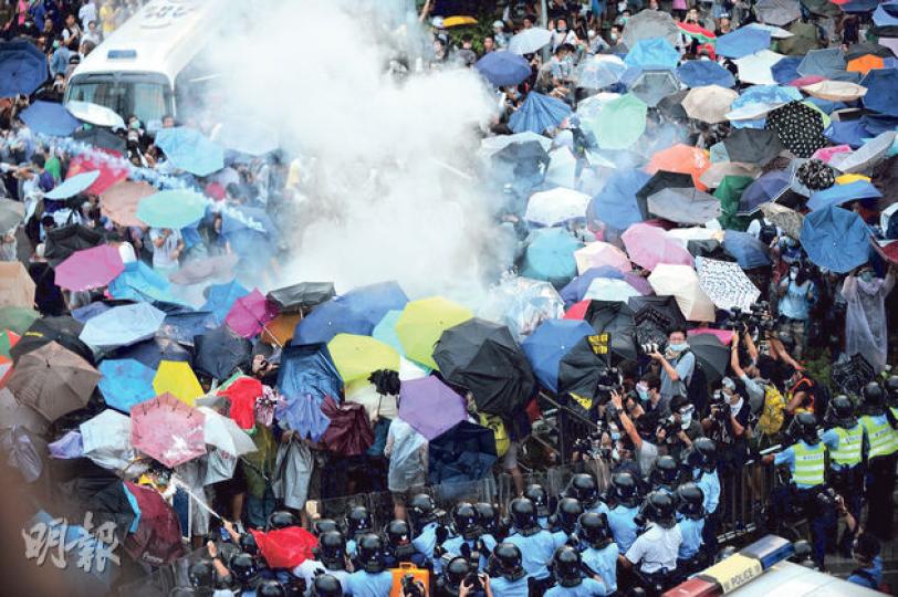 示威者昨日在金鐘添美道外舉起雨傘陣,嘗試衝擊警方防線,防暴警察舉起長盾牌抵擋,並發射催淚彈驅散人群。(葉家豪攝)警方昨日封鎖政府總部「公民廣場」及添美道,並封鎖海富中心(右方)往政總天橋,大批示威者由海富中心路面跨越交通繁忙的夏愨道及干諾道中路面嘗試衝入政總,令干諾道中癱瘓,車龍被塞在人群中無法行駛。(葉家豪攝)警察在政府總部外設防線,示威者下午一度在防線前靜坐,以示團結不會退縮。(郭慶輝攝)學聯常務秘書鍾耀華(右一)昨傍晚在政總外的集會講台發表聲明,表示已退無可退,要特首梁振英及政改三人組下台 示威者昨日在金鐘添美道外舉起雨傘陣,嘗試衝擊警方防線,防暴警察舉起長盾牌抵擋,並發射催淚彈驅散人群。(葉家豪攝)警方昨日封鎖政府總部「公民廣場」及添美道,並封鎖海富中心(右方)往政總天橋,大批示威者由海富中心路面跨越交通繁忙的夏愨道及干諾道中路面嘗試衝入政總,令干諾道中癱瘓,車龍被塞在人群中無法行駛。(葉家豪攝)警察在政府總部外設防線,示威者下午一度在防線前靜坐,以示團結不會退縮。(郭慶輝攝)學聯常務秘書鍾耀華(右一)昨傍晚在政總外的集會講台發表聲明,表示已退無可退,要特首梁振英及政改三人組下台