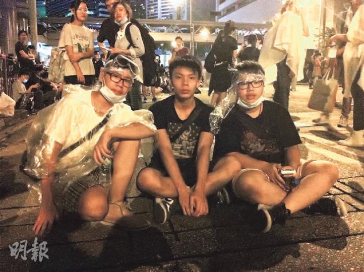 14歲胡同學(中)帶備3把雨傘及麵包往聲援,雖被胡椒噴霧射中,又被催淚彈煙熏雙眼,但他不言悔。他昨晚留守金鐘道,與兩名本不相識的同道中人互相扶持,左是15歲林同學,右是15歲羅同學。(邱雅錡攝) 14歲胡同學(中)帶備3把雨傘及麵包往聲援,雖被胡椒噴霧射中,又被催淚彈煙熏雙眼,但他不言悔。他昨晚留守金鐘道,與兩名本不相識的同道中人互相扶持,左是15歲林同學,右是15歲羅同學。(邱雅錡攝)