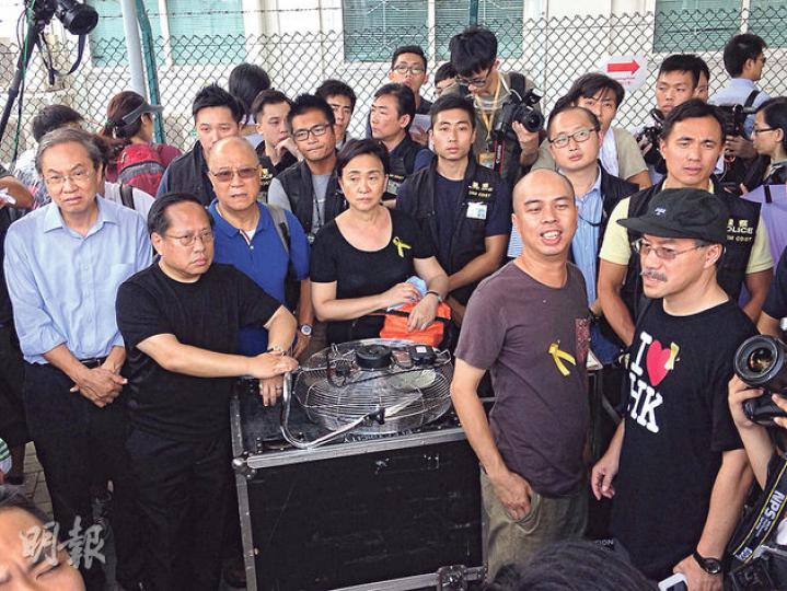 佔中行動大會昨早安排音響公司運送約10箱音響器材到場,但遭警員以協助非法集會為理由阻止,其間有人阻礙警方移走器材,警方以阻差辦公罪名拘捕5人,包括真普聯召集人鄭宇碩(左起)、立法會議員何俊仁、前立法會議員楊森、立法會議員劉慧卿及張超雄(右一)。(郭慶輝攝) 佔中行動大會昨早安排音響公司運送約10箱音響器材到場,但遭警員以協助非法集會為理由阻止,其間有人阻礙警方移走器材,警方以阻差辦公罪名拘捕5人,包括真普聯召集人鄭宇碩(左起)、立法會議員何俊仁、前立法會議員楊森、立法會議員劉慧卿及張超雄(右一)。(郭慶輝攝)