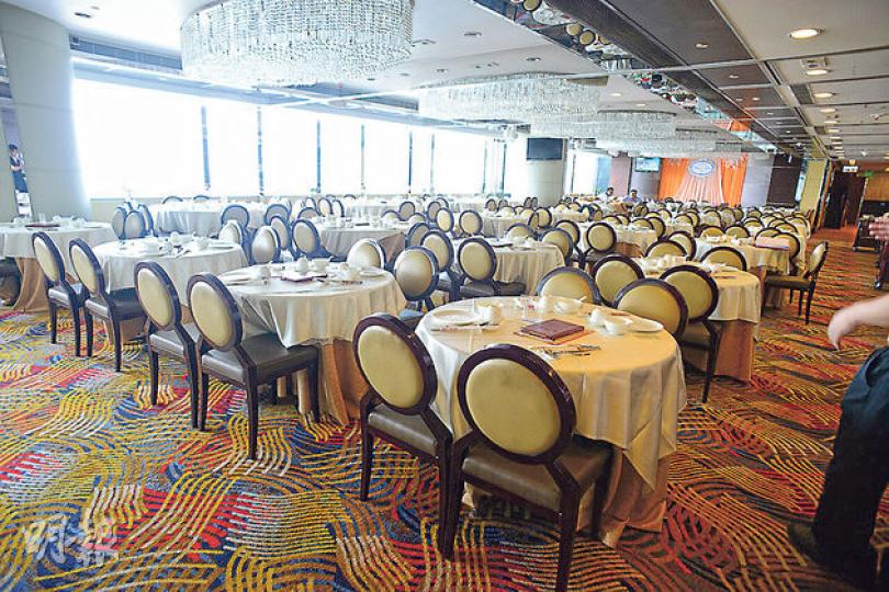 位於金鐘中信大廈5樓的海都酒家,昨下午約5時空無一人,酒家職工稱一整天都沒客人,恐怕晚上也一樣,自己也只有等收工。(明報記者攝) 位於金鐘中信大廈5樓的海都酒家,昨下午約5時空無一人,酒家職工稱一整天都沒客人,恐怕晚上也一樣,自己也只有等收工。(明報記者攝)
