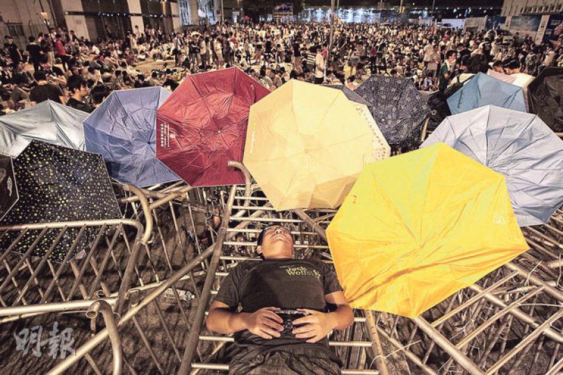 昨日凌晨大批市民留守政府總部外通宵集會,市民擔心警方清場,將鐵馬橫放堆在一起阻止警察靠近,有人倦極就將鐵馬當大牀躺着睡覺,暫時休息。(李澤彤攝)和平佔中發起人戴耀廷(圖)昨凌晨1時38分在添美道集會宣布佔中提前啟動,並決定通宵留守集會現場,他在凌晨時分疲倦時,坐在講台上休息。(余俊亮攝) 昨日凌晨大批市民留守政府總部外通宵集會,市民擔心警方清場,將鐵馬橫放堆在一起阻止警察靠近,有人倦極就將鐵馬當大牀躺着睡覺,暫時休息。(李澤彤攝)和平佔中發起人戴耀廷(圖)昨凌晨1時38分在添美道集會宣布佔中提前啟動,並決定通宵留守集會現場,他在凌晨時分疲倦時,坐在講台上休息。(余俊亮攝)