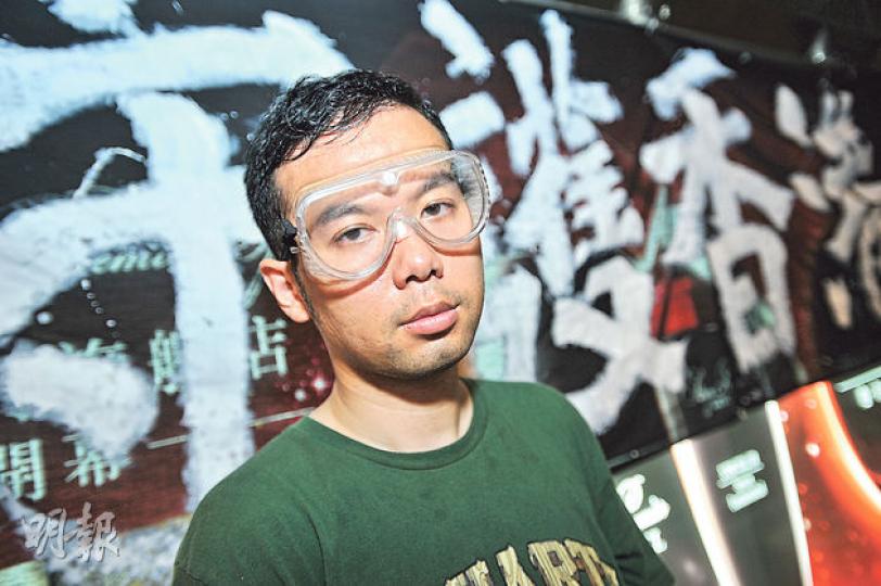 自稱為中環西裝友的佔中者,在佔中首天的催淚彈煙霧中,被扯去眼罩,回頭只見一名防暴警察。即使感受了催淚彈帶來的刺痛,但他不會因此放棄,轉頭又走回人潮中。(胡景禧攝) 自稱為中環西裝友的佔中者,在佔中首天的催淚彈煙霧中,被扯去眼罩,回頭只見一名防暴警察。即使感受了催淚彈帶來的刺痛,但他不會因此放棄,轉頭又走回人潮中。(胡景禧攝)