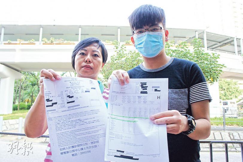 瑪嘉烈醫院白血病人連穗文因血小板指數過低致腦出血亡,死者長子傑仔(右)不滿院方漏派覆診紙,沒有即時抽血監察其血小板水平,導致出錯。左為協助他的立法會議員麥美娟。(梁杏怡攝) 瑪嘉烈醫院白血病人連穗文因血小板指數過低致腦出血亡,死者長子傑仔(右)不滿院方漏派覆診紙,沒有即時抽血監察其血小板水平,導致出錯。左為協助他的立法會議員麥美娟。(梁杏怡攝)
