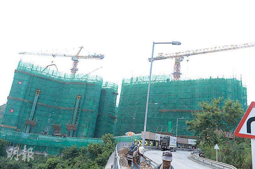 嘉里牽頭的沙田九肚麗坪路新盤玖瓏山,樓花期約21月;項目單位總數973伙,是來季焦點新盤之一,亦屬九肚麗坪路一帶首個大型新盤。 (劉焌陶攝) 嘉里牽頭的沙田九肚麗坪路新盤玖瓏山,樓花期約21月;項目單位總數973伙,是來季焦點新盤之一,亦屬九肚麗坪路一帶首個大型新盤。 (劉焌陶攝)