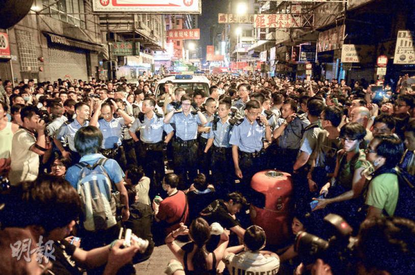 昨日凌晨旺角已有逾千市民聚集,其間有示威者報稱被警員打,一度和警方推撞,由於市民太多,警員最後需要築成人鏈護送警車離開。而昨早至晚上警方未見再派員到旺角佈防。(葉家豪攝)昨日一度有數十塊磚頭散落旺角道一帶,有市民感到不解及擔心,故自發收拾磚頭。(林樂軒攝)(明報製圖) 昨日凌晨旺角已有逾千市民聚集,其間有示威者報稱被警員打,一度和警方推撞,由於市民太多,警員最後需要築成人鏈護送警車離開。而昨早至晚上警方未見再派員到旺角佈防。(葉家豪攝)昨日一度有數十塊磚頭散落旺角道一帶,有市民感到不解及擔心,故自發收拾磚頭。(林樂軒攝)(明報製圖)