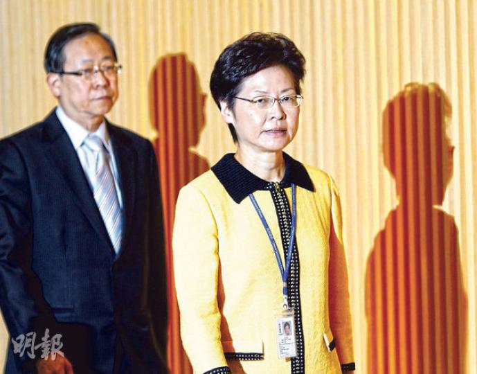 佔領行動擴至多區,政務司長林鄭月娥(右)偕保安局長黎棟國(左)見傳媒,特首梁振英全日沒現身。被問到是否已接替梁振英的工作,林太說梁及政府高層都密切監察事態發展,部門因應佔中而做的決定,絕大部分特首都知悉、同意。群眾近日戴上黃絲帶表達對政改不滿及支持學生,無獨有偶,林太昨亦穿上黃、黑色衣服。(李紹昌攝)(明報製圖) 佔領行動擴至多區,政務司長林鄭月娥(右)偕保安局長黎棟國(左)見傳媒,特首梁振英全日沒現身。被問到是否已接替梁振英的工作,林太說梁及政府高層都密切監察事態發展,部門因應佔中而做的決定,絕大部分特首都知悉、同意。群眾近日戴上黃絲帶表達對政改不滿及支持學生,無獨有偶,林太昨亦穿上黃、黑色衣服。(李紹昌攝)(明報製圖)