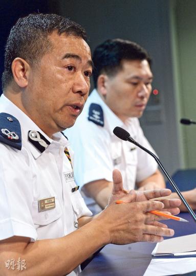警務處助理處長(行動)張德強(左)表示,因示威者衝擊警方防線,為減低雙方傷害,故施放「催淚煙」令示威者和警方保持距離,強調是別無選擇的最低度武力。圖右為交通總部高級警司李國忠。(劉焌陶攝) 警務處助理處長(行動)張德強(左)表示,因示威者衝擊警方防線,為減低雙方傷害,故施放「催淚煙」令示威者和警方保持距離,強調是別無選擇的最低度武力。圖右為交通總部高級警司李國忠。(劉焌陶攝)