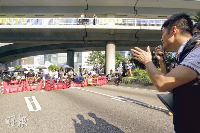 警方昨日採取「溝通」政策,派出談判專家(右)到示威現場如圖中金鐘道,勸喻示威者離開,但完全不獲示威者理會,無功而還。(郭慶輝攝) 警方昨日採取「溝通」政策,派出談判專家(右)到示威現場如圖中金鐘道,勸喻示威者離開,但完全不獲示威者理會,無功而還。(郭慶輝攝)