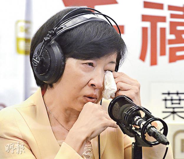 行政會議成員羅范椒芬表示,會要求警方交代為何使用催淚彈。她談起學生示威時一度落淚,指近日想起「本是同根生、相煎何太急」這詩句。(陳淑安攝)行政會議召集人林煥光昨晚6時許突現身旺角道行人天橋,坦言專程由金鐘政府總部出發,想獨個兒感受市民在旺角集會的氣氛。(林樂軒攝) 行政會議成員羅范椒芬表示,會要求警方交代為何使用催淚彈。她談起學生示威時一度落淚,指近日想起「本是同根生、相煎何太急」這詩句。(陳淑安攝)行政會議召集人林煥光昨晚6時許突現身旺角道行人天橋,坦言專程由金鐘政府總部出發,想獨個兒感受市民在旺角集會的氣氛。(林樂軒攝)